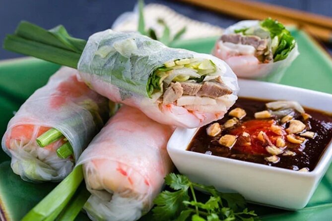 12 Tasting Street Food & Sightseeing By Scooter with Student - Stop-by-Stop: From Pho at 86 Mạc Đĩnh Chi to District 4 Snacks