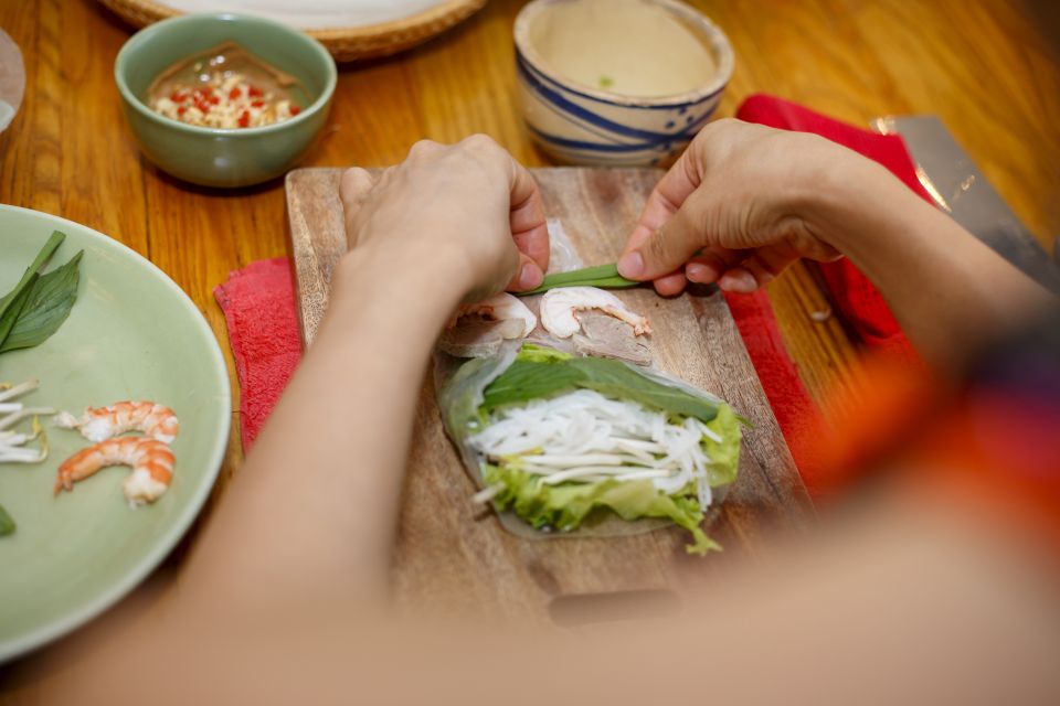 Cooking Class with Ben Thanh Market visit - Ben Thanh Market at 9AM: ingredients that teach you faster than recipes
