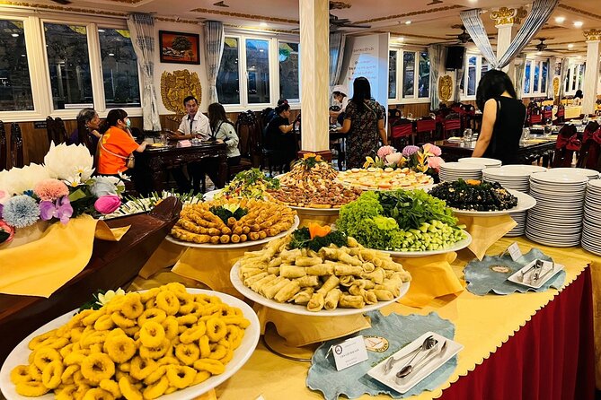 Dinner Cruise on Saigon River with Private Table - The Dinner Menu: Vietnamese Meets International (and How to Handle Food Needs)