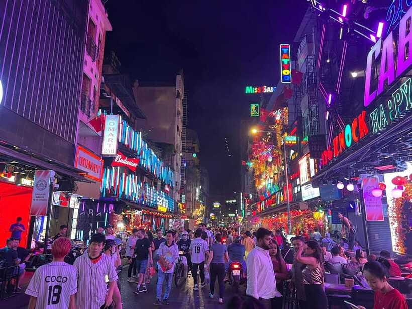 Free E-sim Saigon Nightlife Hopping Tour - Backpacker’s Street at night: live music, shows, and real street energy