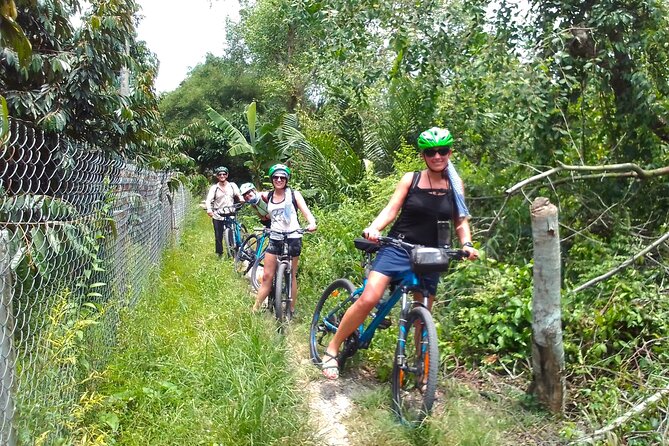 Full Day Off The Beaten Track the Mekong Delta. - Lunch and local drinks: where the day changes gears