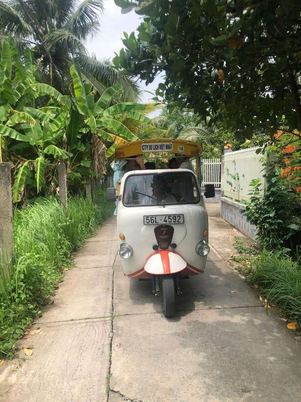 HCM: Mekong Delta Islands Boat & Tuk-Tuk Tour with Tastings - Traditional South Vietnamese Music and the Lunch Set