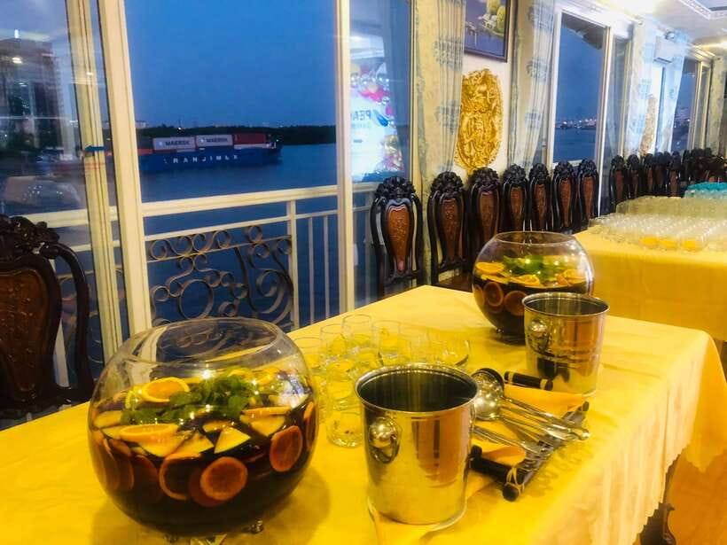HCM: Saigon River Dinner Cruise - Group Size, Tables, and the Social Setup