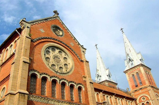 Ho Chi Minh City: Highlights & Hidden Gems - Free Walking Tour - Nguyen Hue Street and 42 Nguyễn Huệ: Where the City Socializes