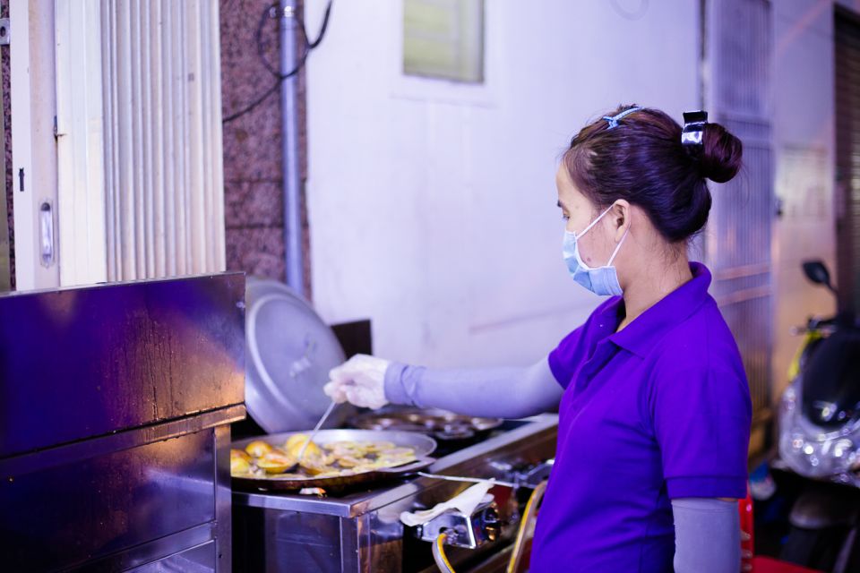 Ho Chi Minh City: Private Street Food Motorbike Tour - Night flower market nights and Bánh Tráng Nướng charcoal pizza maze