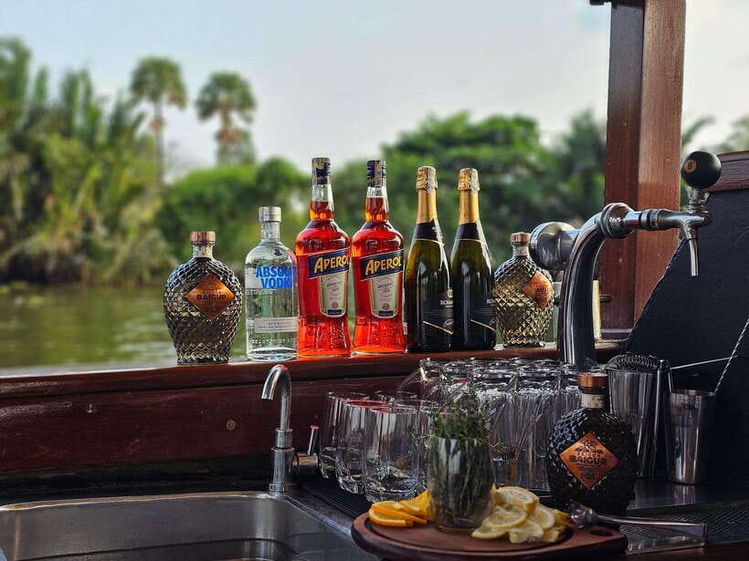 Ho Chi Minh City: Saigon River Boutique Cruise - When to go: evening city lights vs daytime heat