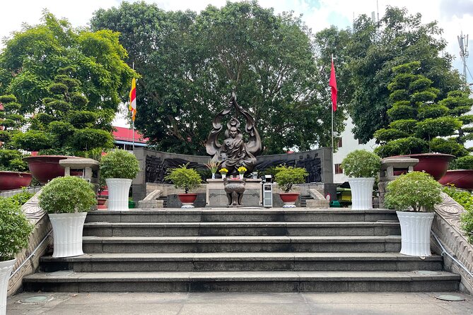 Ho Chi Minh City Sightseeing, midnight, Shopping tours by scooter - Guide and language: when Vincent matters most