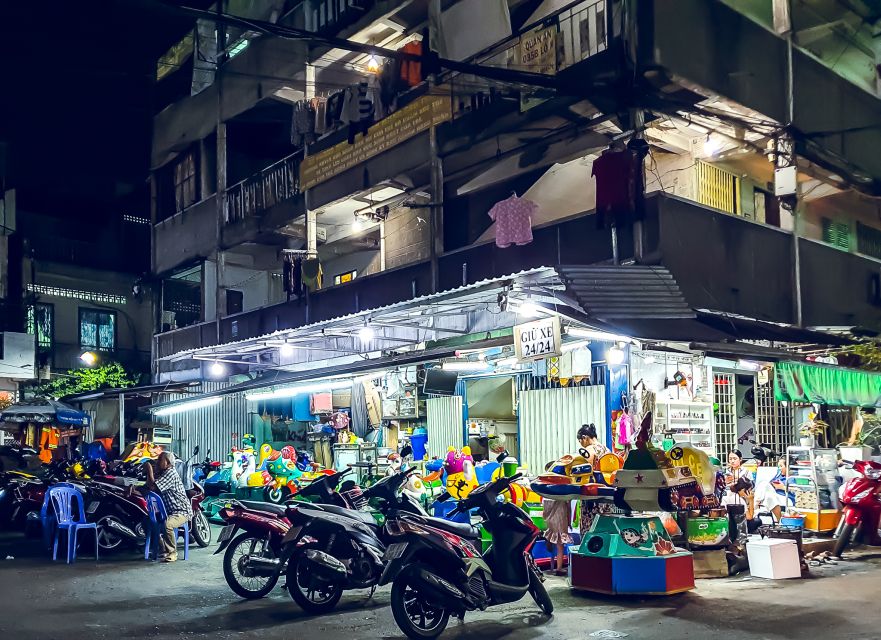 Ho Chi Minh City: Street Food and Sightseeing by Motorbike - District 5 and the big flower market: sensory prep before you eat