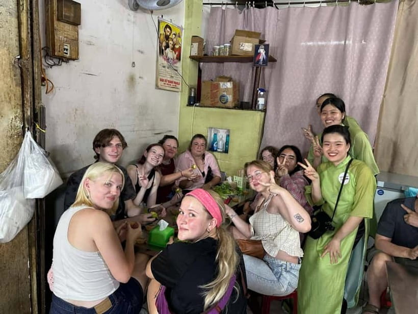 Ho Chi Minh City: Street Food Walking Tour with 12 Tastings - The Small Group Size and English Guide Advantage