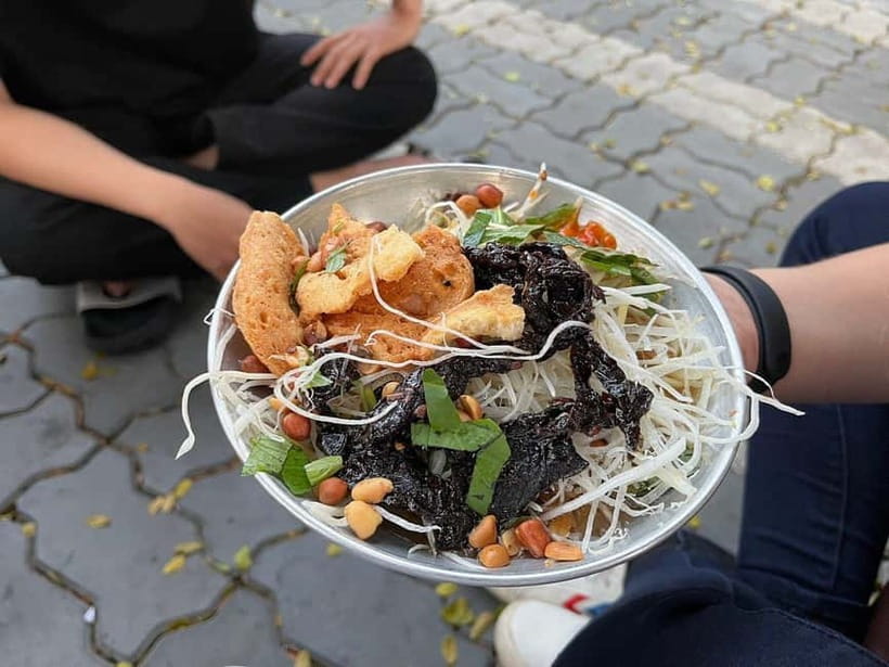 Ho Chi Minh: Original Walking Street Food Tour with Foodies - How the 210-minute flow keeps you from getting rushed