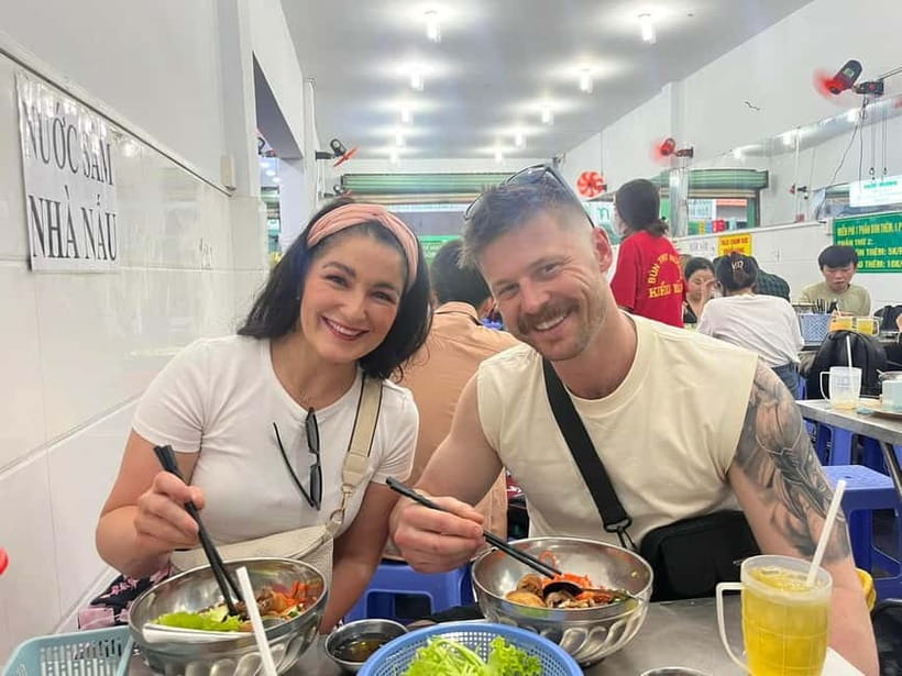 Ho Chi Minh: Street Food & Sightseeing Tour with Local Guide - Nguyen Thien Thuat Apartment Park: old Saigon building, real payoff