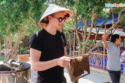 Mekong Delta Tour Daily - Vinh Trang Pagoda stop: temple time before you hit the water