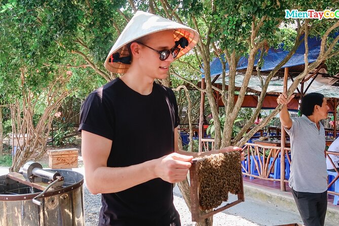 Mekong Delta Tour Daily - Vinh Trang Pagoda stop: temple time before you hit the water