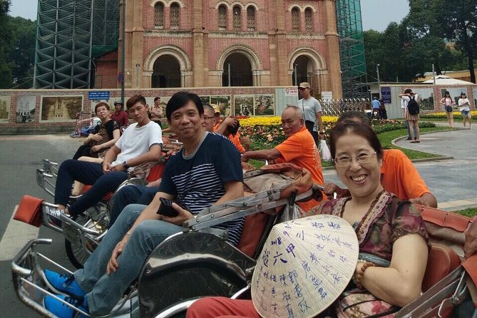 One hour cyclo tour around Saigon - A special youngsters square: why those coffee shops and tea houses matter