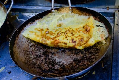 Private Street Food Evening Walking Tour in Ho Chi Minh City - The First Stop: Banh Xeo and Banh Khot in the Street Food Zone