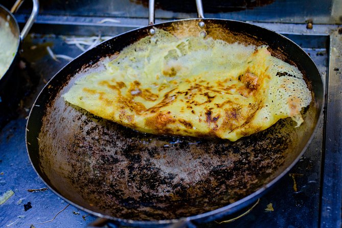 Private Street Food Evening Walking Tour in Ho Chi Minh City - The First Stop: Banh Xeo and Banh Khot in the Street Food Zone