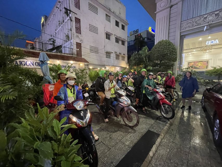 Saigon: Day-Night Sights & Local Food Tour l Female Option - The real finale: Vietnamese bread with toppings plus tropical fruit smoothie