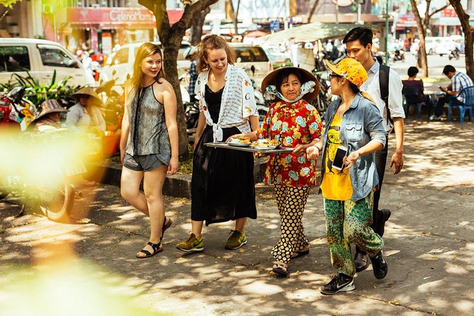 The 10 Tastings of Ho Chi Minh City With Locals: Private Street Food Tour - Turtle Lake: where young Saigonese snack and escape the heat