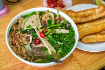The Coolest Vegan Food Tour by Motorbike in Ho Chi Minh City - Stop 1: Le Văn Tâm Park and the sweet-tart start