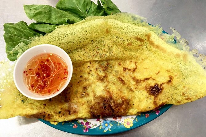 The Coolest Vegan Food Tour by Motorbike in Ho Chi Minh City - Stop 4: Chợ Lớn (District 5) and hands-on bánh mì plus chè mâm