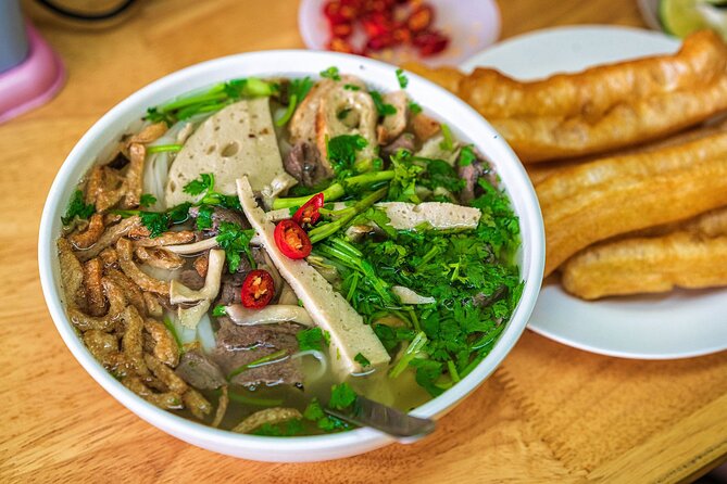 The Coolest Vegan Food Tour by Motorbike in Ho Chi Minh City - Stop 1: Le Văn Tâm Park and the sweet-tart start